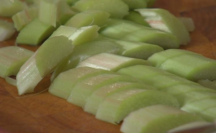 Крамбл с ревенем, грушей и марципаном 