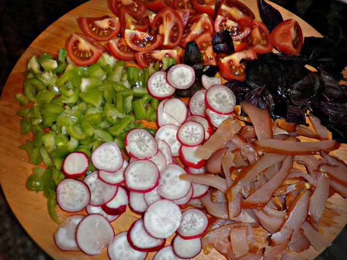 Салат с пастой джирандоле, карпаччо из курицы и овощами