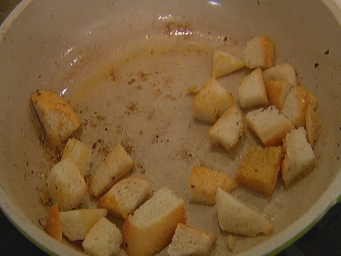 Салат с помидорами черри, беконом и крутонами 