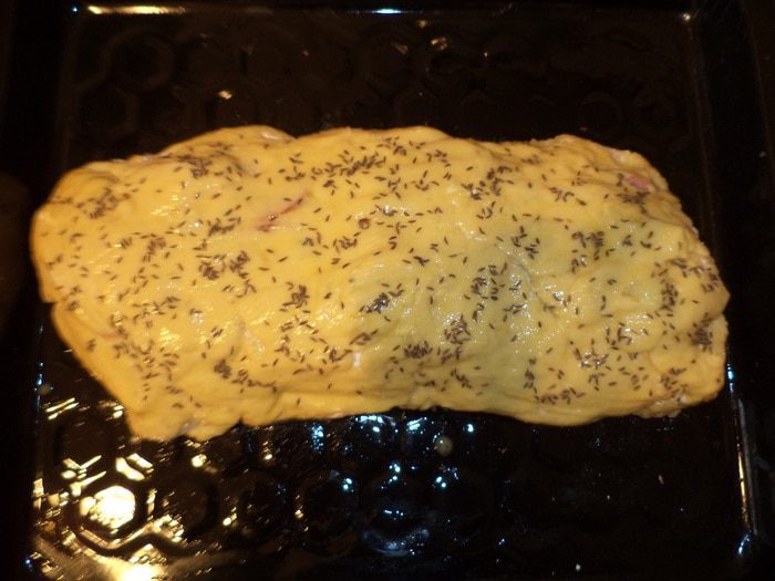 Картофельный рулет с колбаской