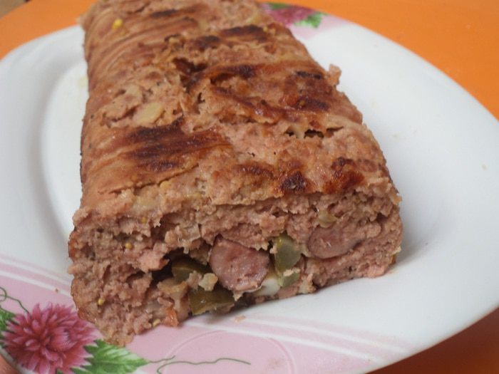 Хлебец из мясного фарша с начинкой из яиц и сосисок