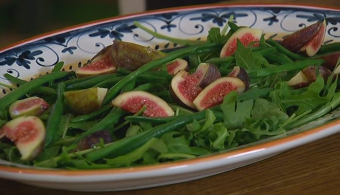 Салат из инжира с фасолью и орехами пекан 