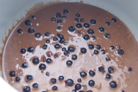 Шоколадный клафути с черной смородиной в мультиварке