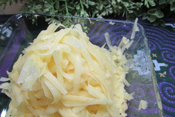 Слоеный пирог с форелью и картофелем