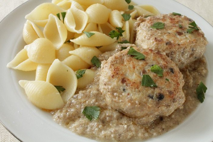 Куриные тефтели в пикантном грибном соусе