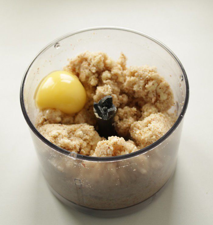 Пирог со сливами и миндальным кремом