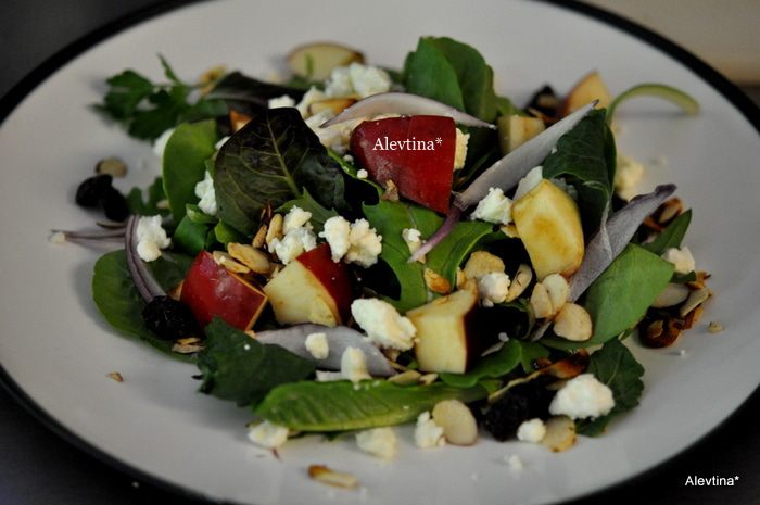 Салат с яблоком и миндалем