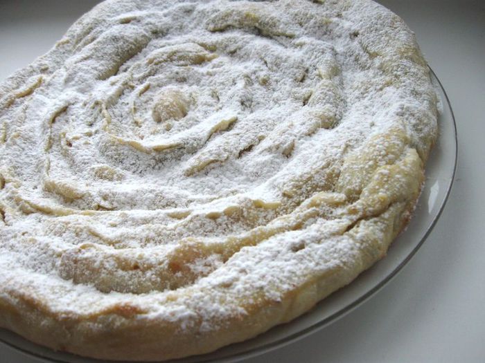 Кольцевой пирог с айвой, сухофруктами и орехами
