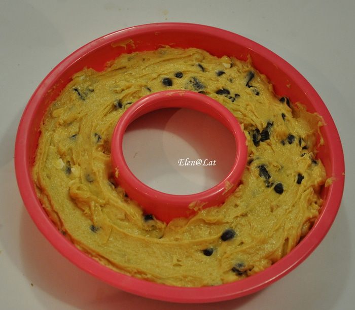 Карамельный кекс с шоколадом и орехами