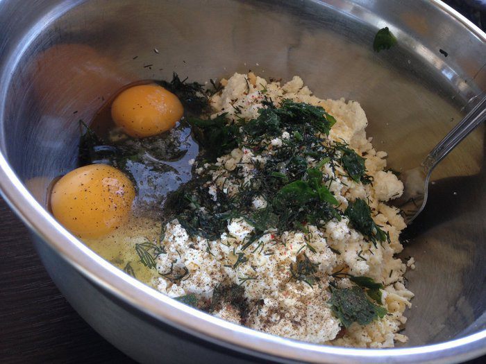 Слоеный пирог из лаваша с творогом, сыром и зеленью