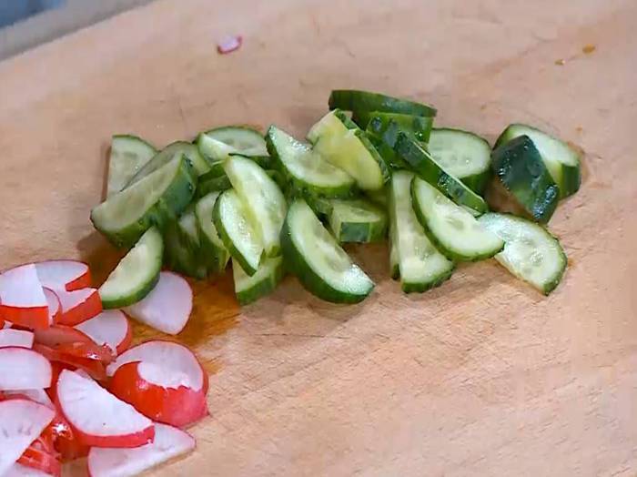 Салат из молодого картофеля с редисом и заправкой из феты 