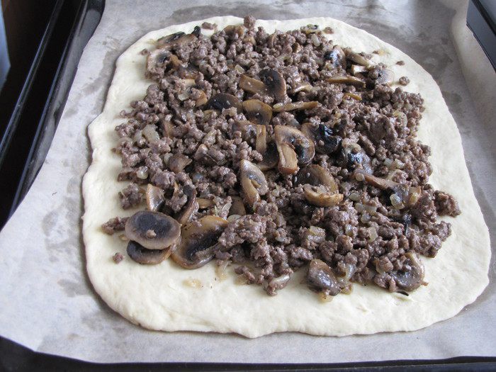 Открытый пирог с бараниной, грибами и помидорами