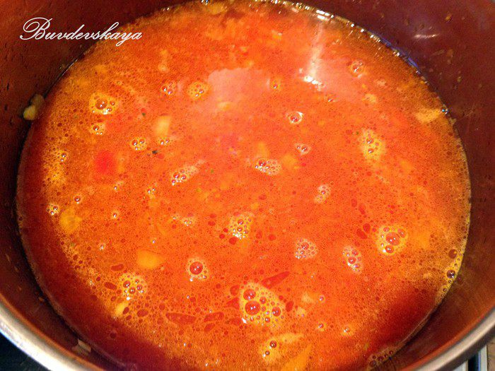 Суп из киноа, фасоли и шпината