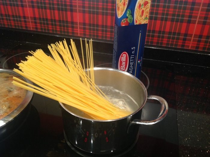 Спагетти с тефтельками с кедровыми орешками