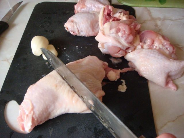 Курочка в слоеном тесте с картофельными розами