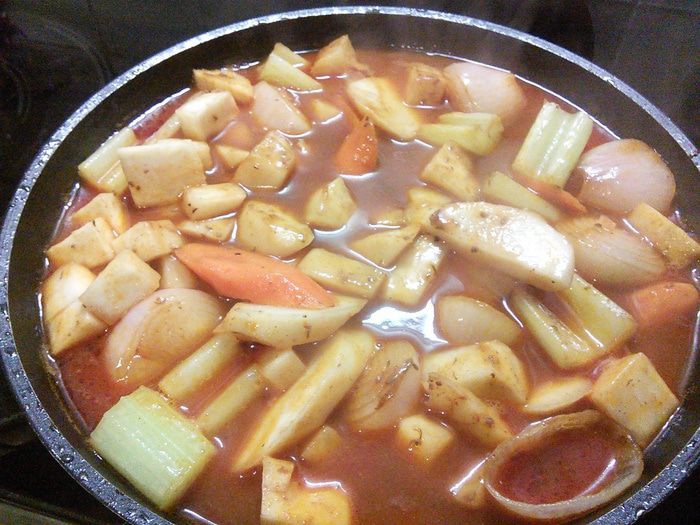 Зимний пай из телятины и корешковых овощей 