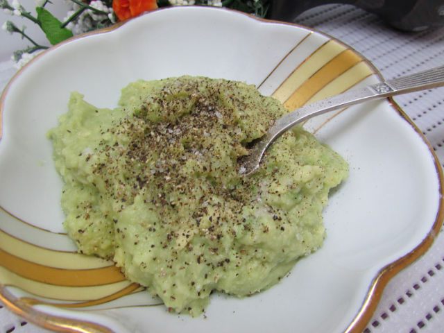 Бутерброды с лососем, свеклой и авокадо