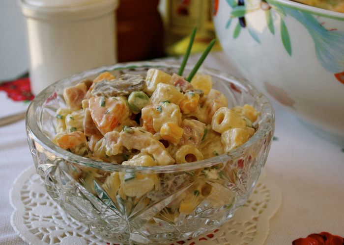 Салат из ветчины и макарон под соусом рикотта