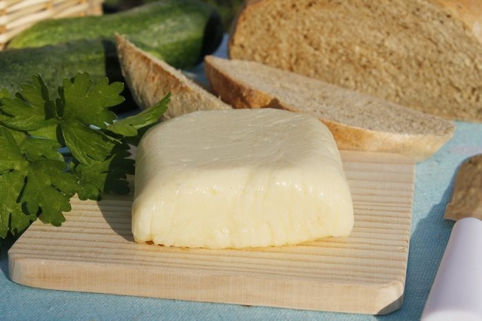 Домашний сыр с базиликом
