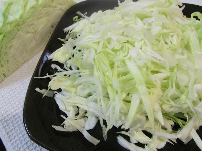 Роллы с яичных блинчиков с курицей и салатом