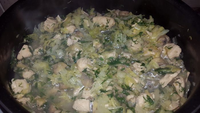 Капуста тушеная с курицей и грибами