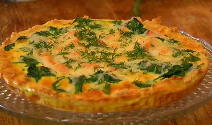 Киш с семгой и шпинатом