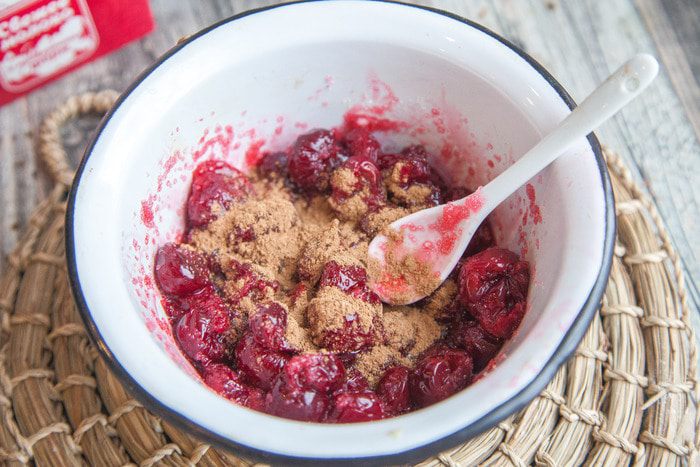 Блинный пирог с вишней и шоколадом