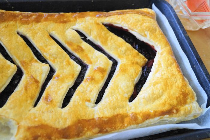 Слоеный пирог с яблоком и вишней