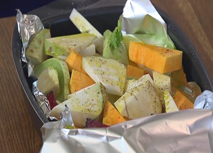 Салат с тыквой и свеклой на листьях цикория