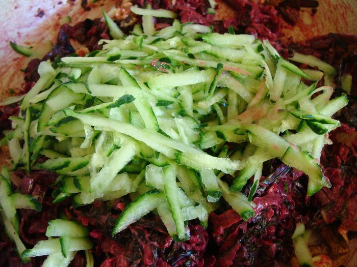 Салат из молодой свеклы с листвой