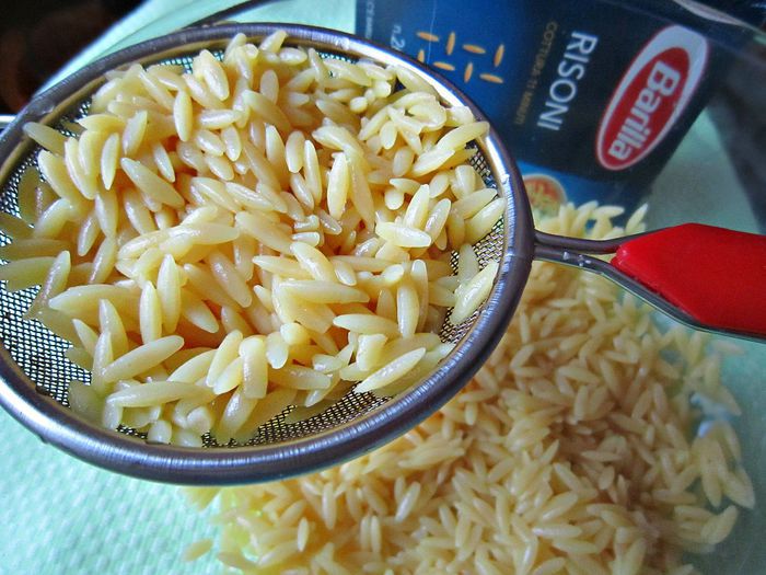 Медальоны в беконе с соусом из каперсов и пастой рисони