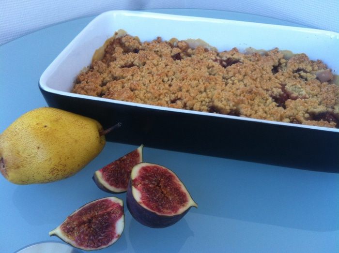 Крамбл с грушами и инжиром
