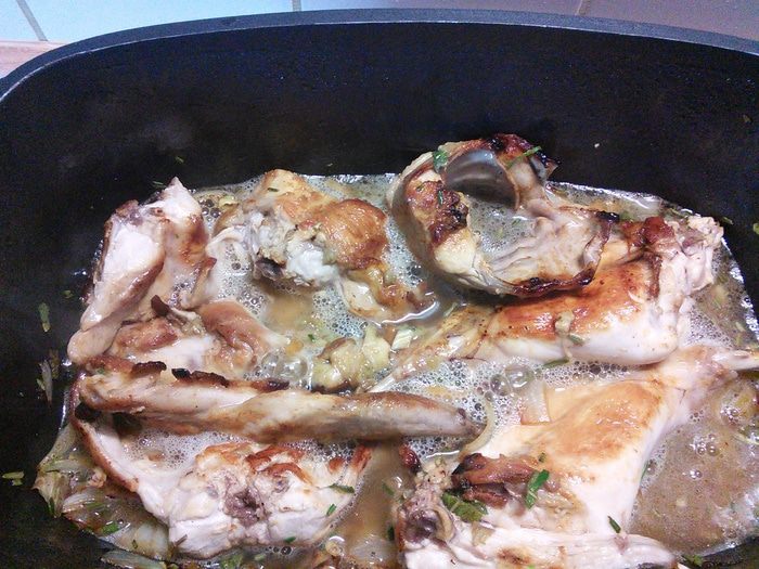 Кролик, тушенный с белыми грибами в сырном соусе