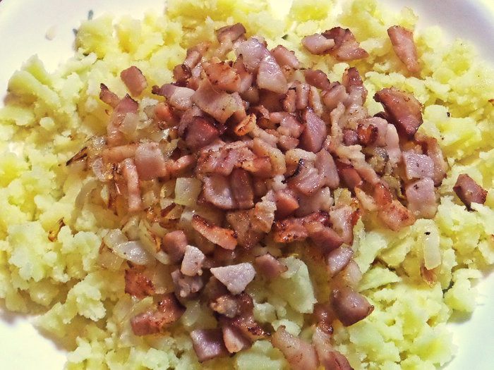 Пироги из тортильи с картошкой и беконом