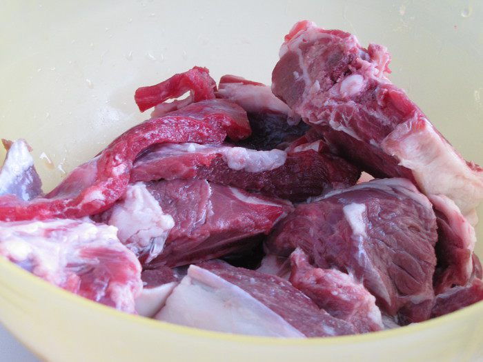 Бараньи ребрышки, томленные под луком