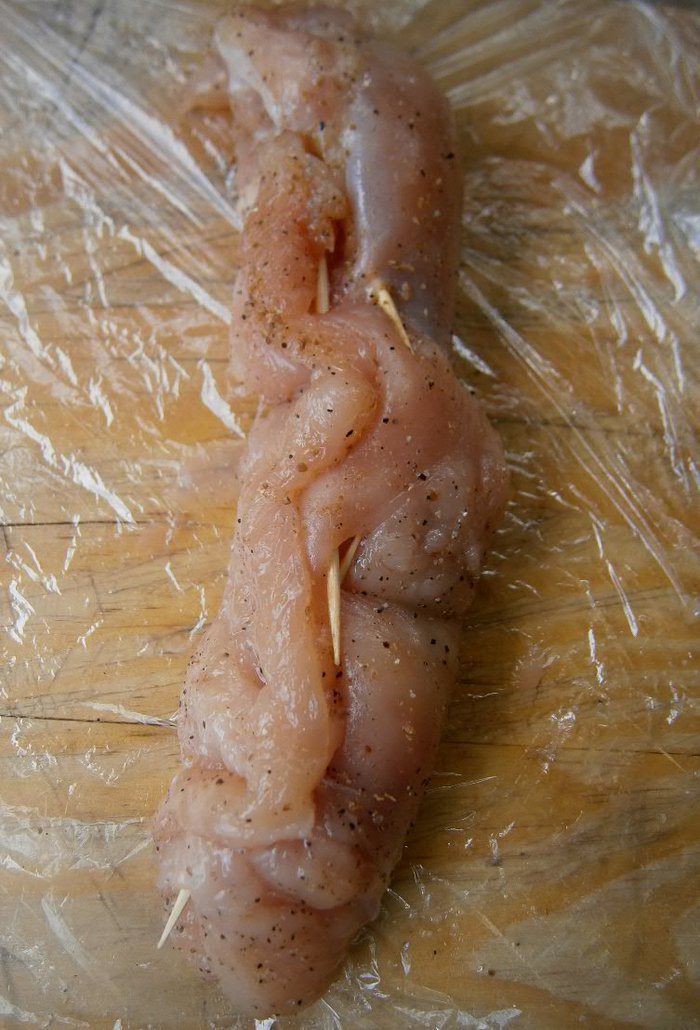 Куриный рулетик с мятой и томатно-мятным соусом