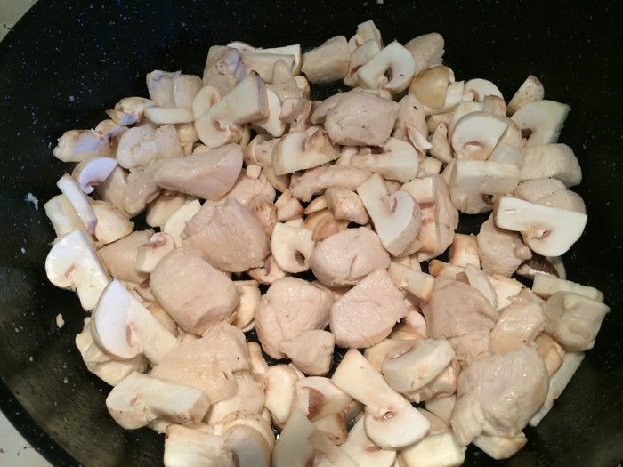 Курица с шампиньонами в сливочно-сырном соусе