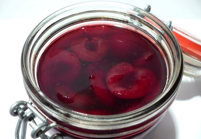 Сливочный десерт из маскарпоне с вишнями-амаретто