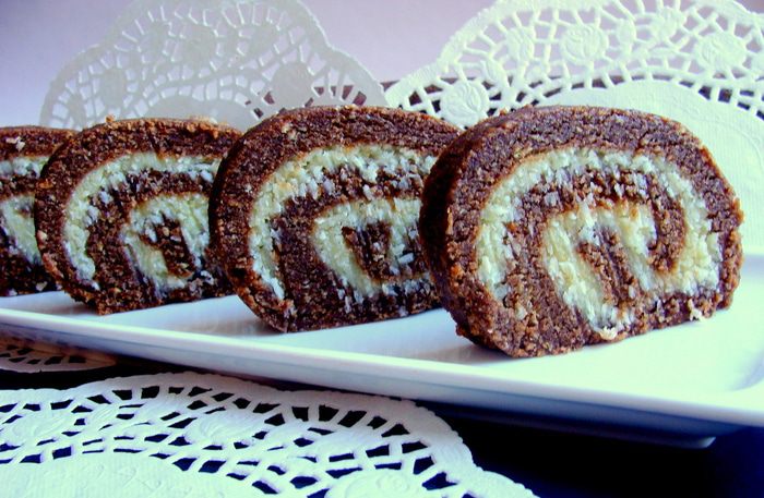 Шоколадно-кокосовый рулет без выпечки