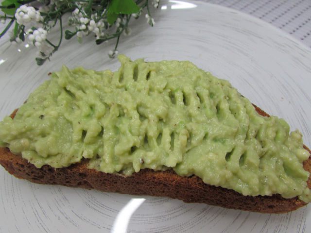 Бутерброды с лососем, свеклой и авокадо