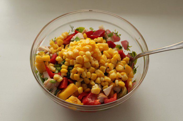 Хрустящий овощной салат с копченой куриной грудкой