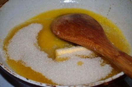 Шарлотка на манке с карамельным черносливом 