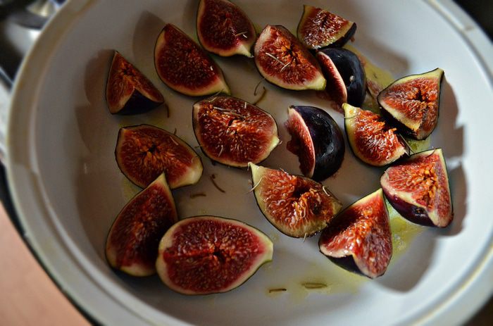 Запеченный сыр Бри с глазированным инжиром