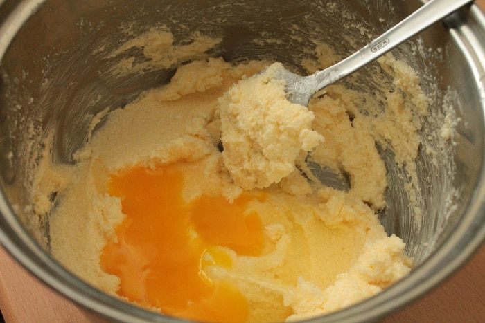 Творожно-ореховый пирог со сливами