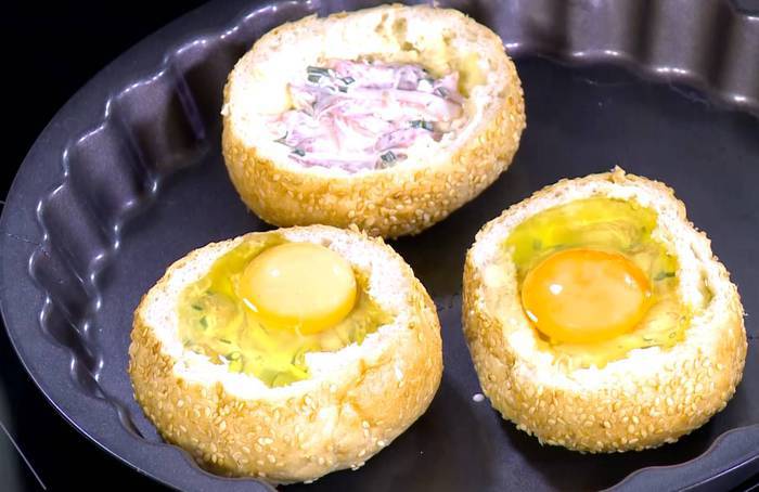 Яйца с семгой, запеченные в корзинках 