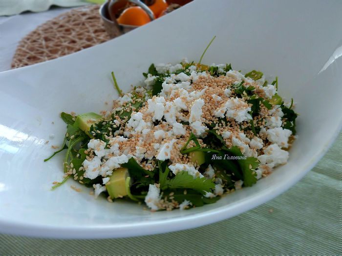 Салат с апельсинами, авокадо и сыром фета 