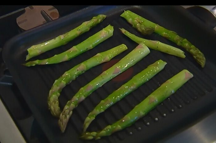 Салат со спаржей и жареным сулугуни 