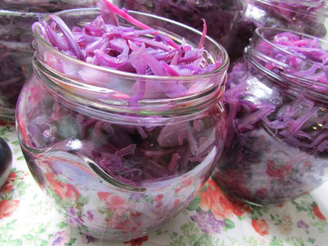 Краснокочанная капуста, консервированная со сливами