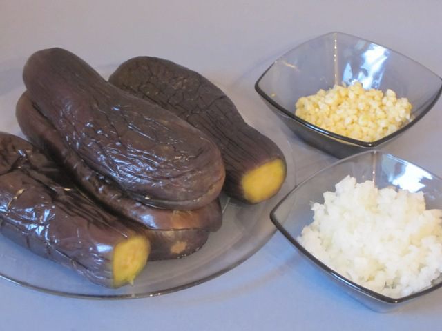 Маринованые баклажаны с орехами и сельдереем