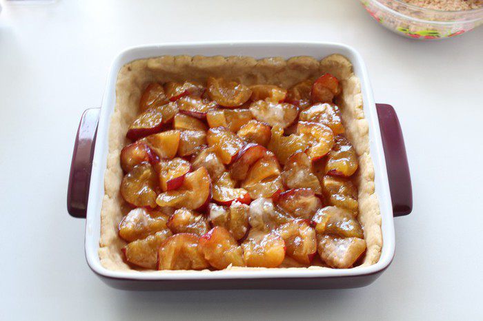 Сливовый пирог с грецкими орехами